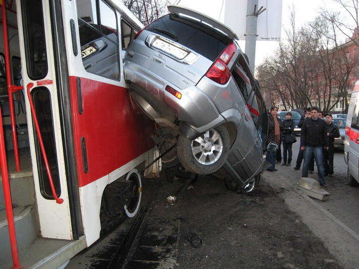 car-tram-accident-03
