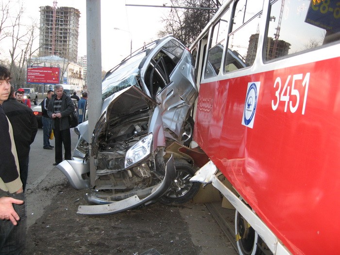 car-tram-accident-04