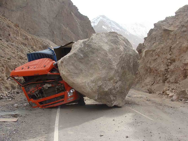 огромный камень stone-02