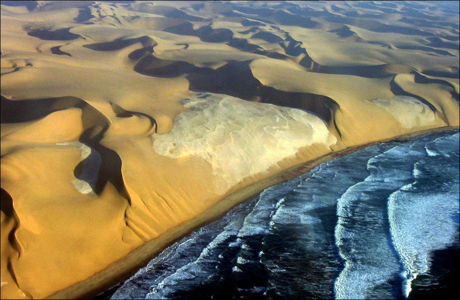 Место где пустыня Намиб встречается с Атлантическим океаном