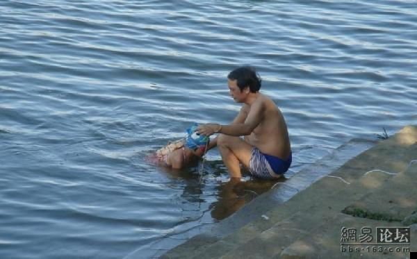 father-teaches-daughter-to-swim-04