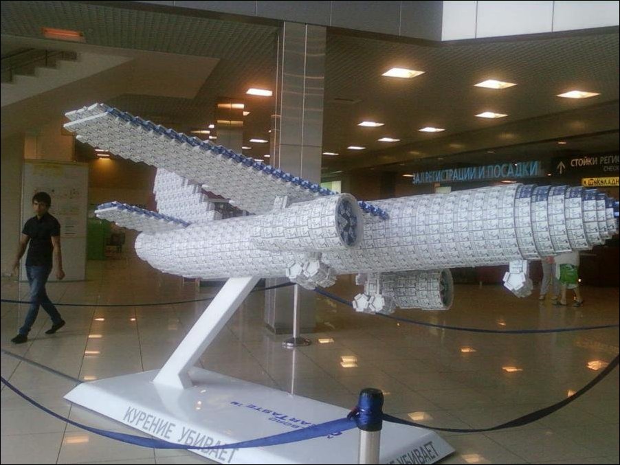 Макет самолета из сигаретных пачек