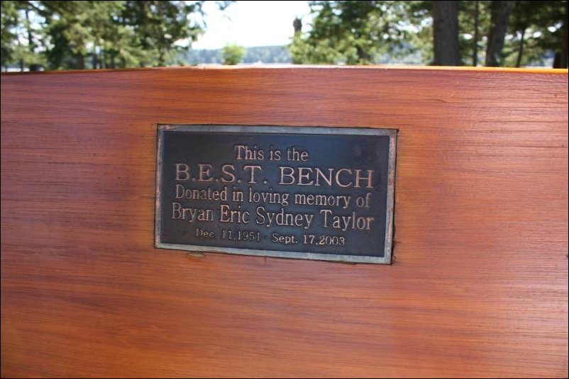 надпись на скамейке в парке