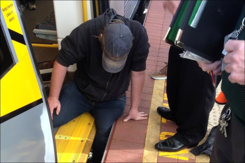 Спасение мужчины застрявшего между перроном и поездом метро