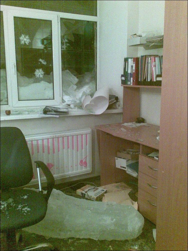 глыба льда влетела в окно