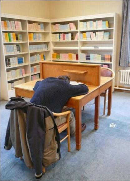 спящие в библиотеке