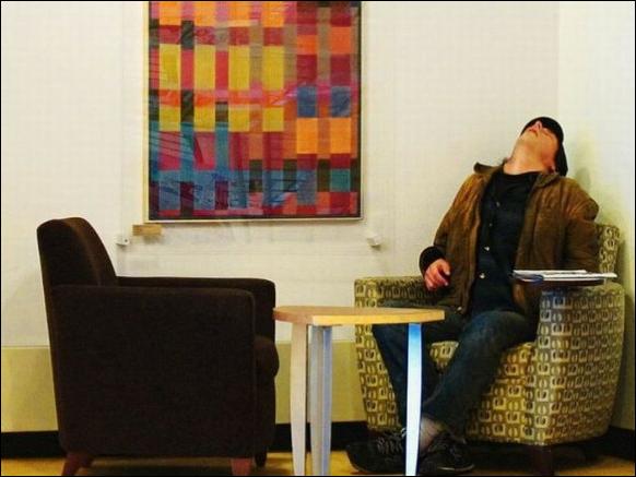 спящие в библиотеке