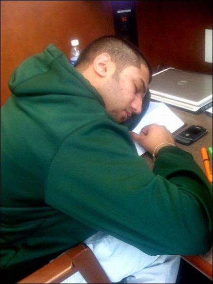 спящие в библиотеке