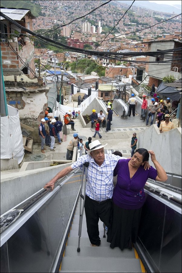 Уличные эскалаторы в колумбийских трущобах