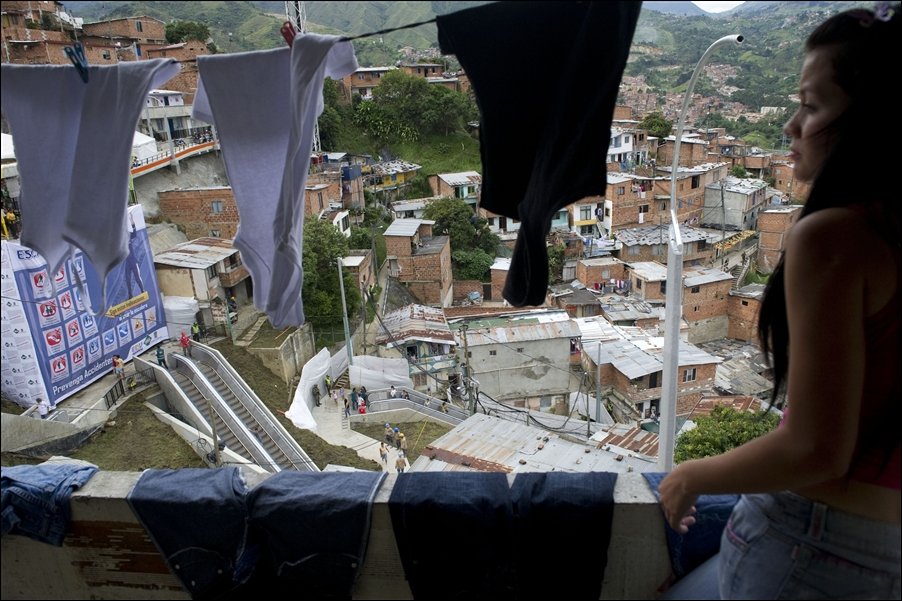 Уличные эскалаторы в колумбийских трущобах