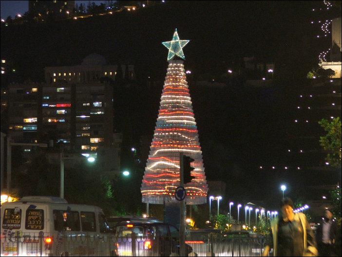 Ёлка из пластиковых бутылок Ёлка из пластиковых бутылок