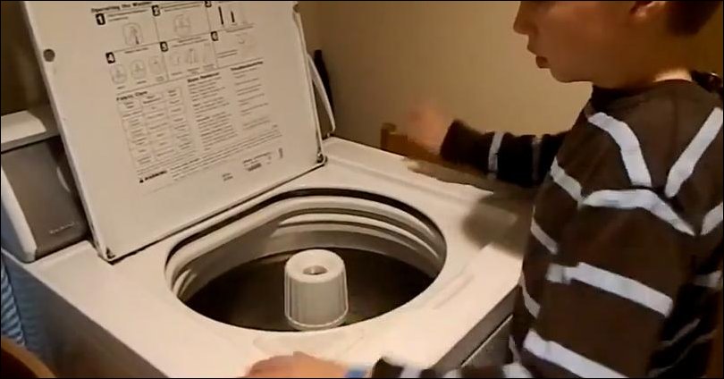 Мальчик аутист играет на стиральной машине