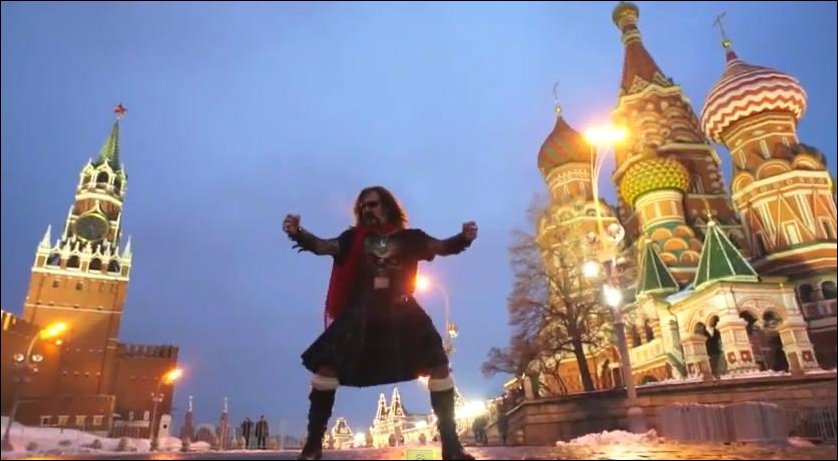 Джигурда в килте танцует на Красной площади Gangnam Style