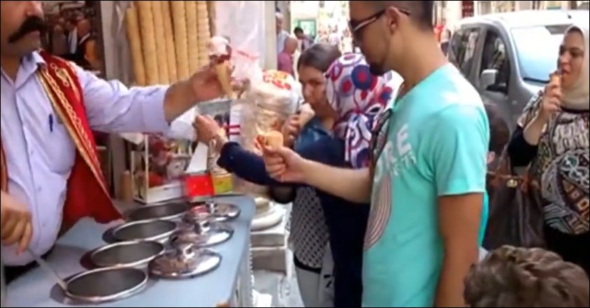 Веселый продавец мороженого в Турции