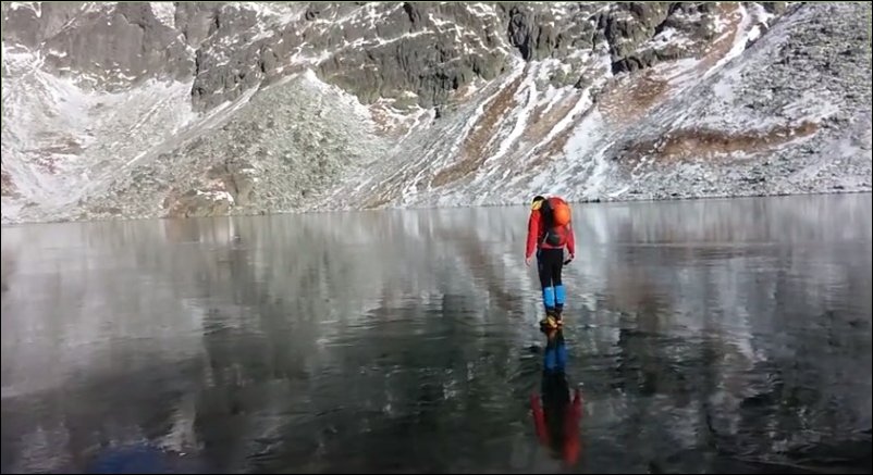 Прогулка по замерзшему озеру с кристально чистой водой
