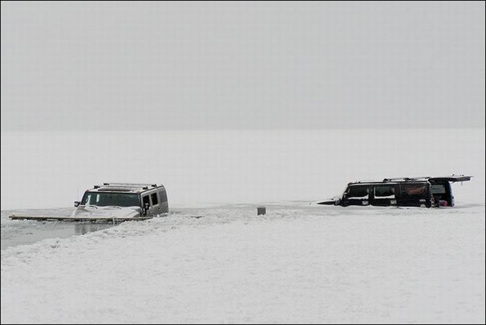 Два хаммера провалились под лед озера