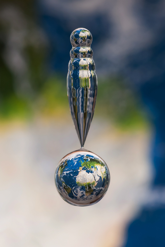 Отражение глобуса в капле воды