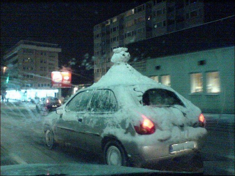 Снеговик на крыше автомобиля