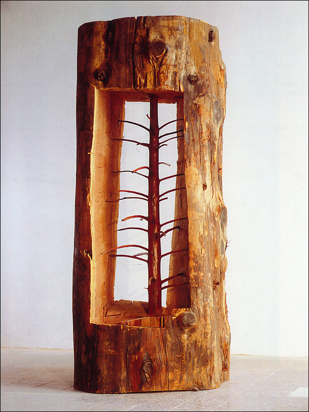 Скульптура дерева, вырезанная внутри ствола дерева