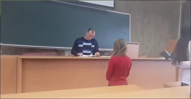 Преподаватель проверяет лекции