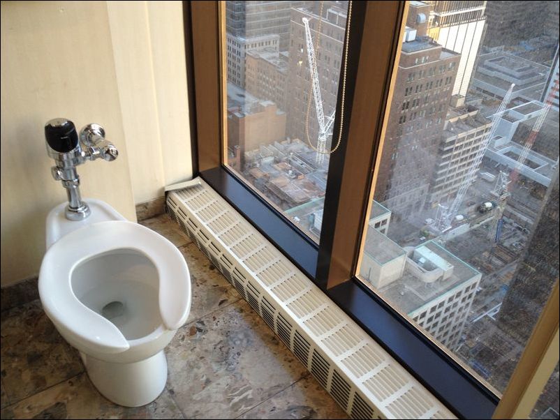 Туалет с видом из окна