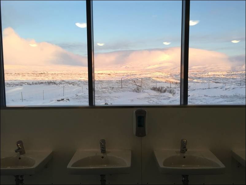Туалет с видом из окна