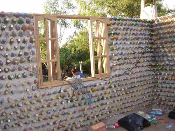 домик из бутылок bottle-house-03