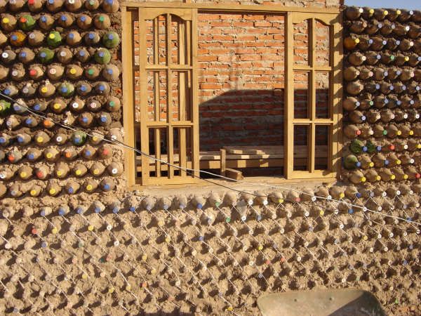 домик из бутылок bottle-house-04