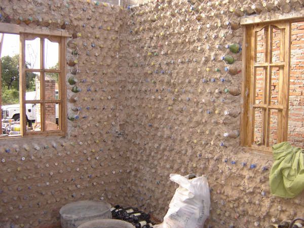 домик из бутылок bottle-house-08