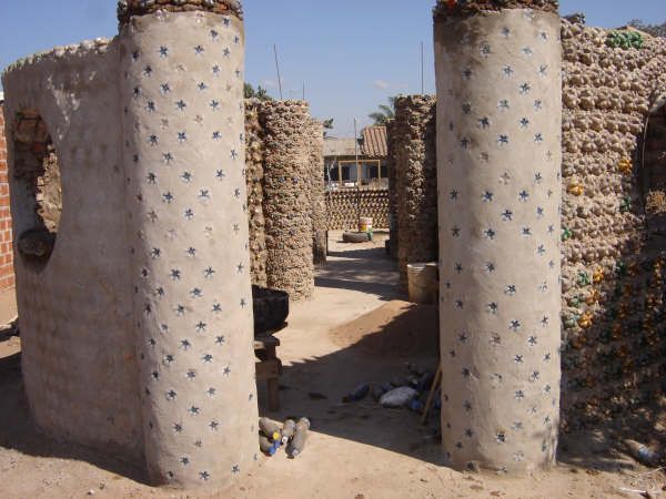 домик из бутылок bottle-house-14