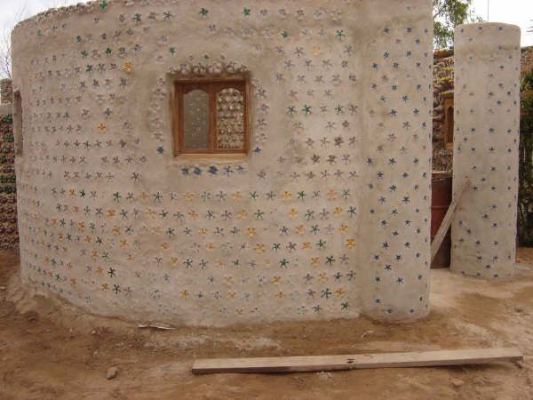 домик из бутылок bottle-house-17