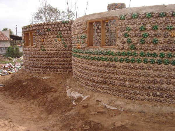 домик из бутылок bottle-house-18