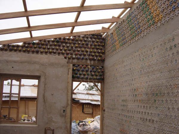 домик из бутылок bottle-house-20