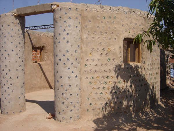 домик из бутылок bottle-house-21