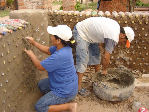 домик из бутылок bottle-house-23