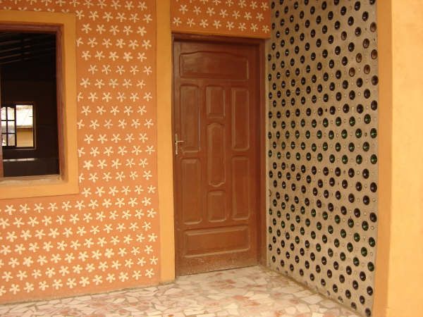 домик из бутылок bottle-house-28