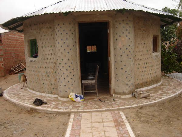 домик из бутылок bottle-house-33