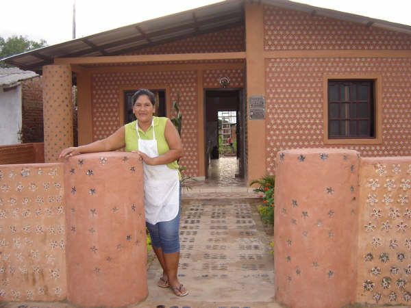 домик из бутылок bottle-house-35