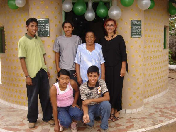 домик из бутылок bottle-house-39