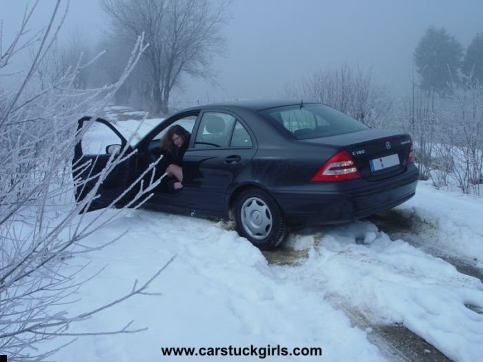 car-stuck-girls-08