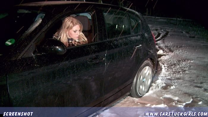 car-stuck-girls-13