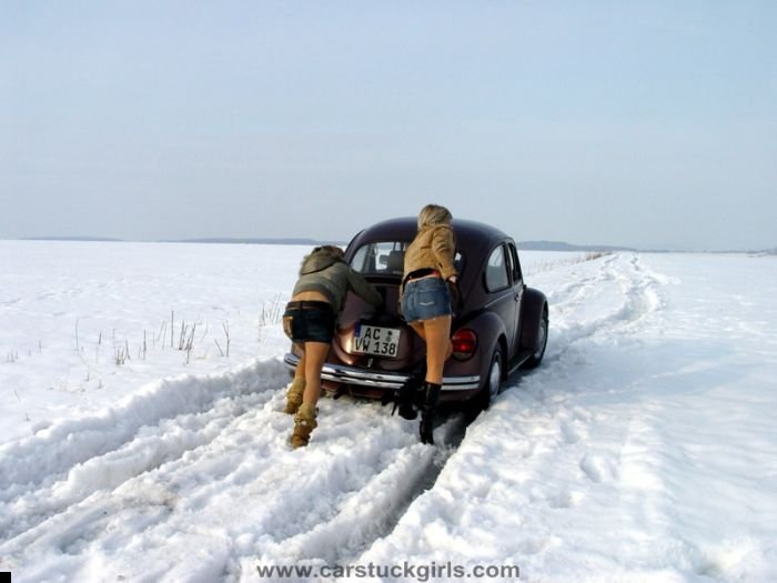 car-stuck-girls-22