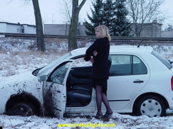 car-stuck-girls-23