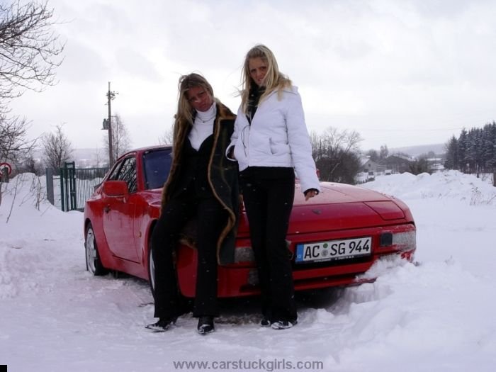 car-stuck-girls-33