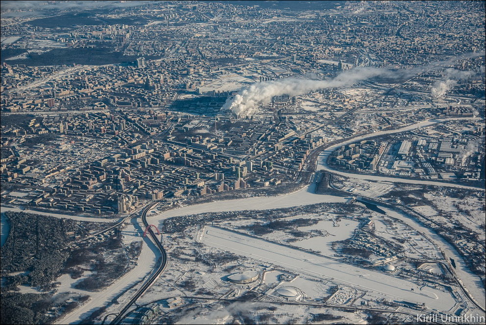 Зимняя Москва из иллюминатора самолета