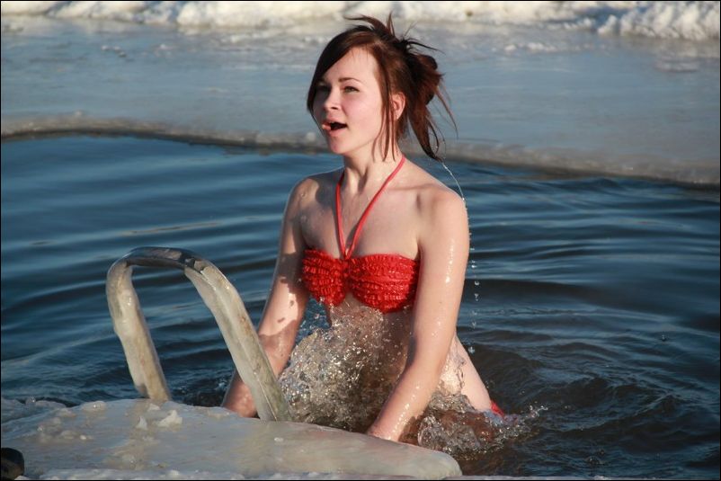 фото купания в проруби на крещение 2016 девушки