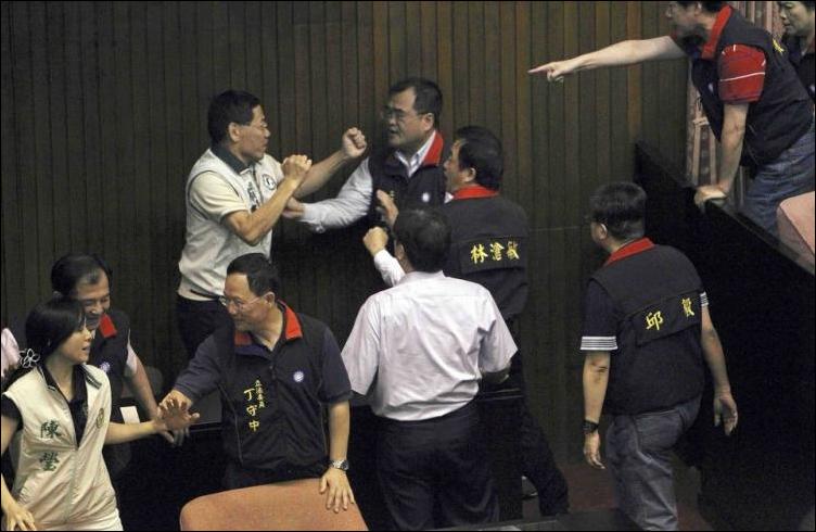 драка в китайском парламенте