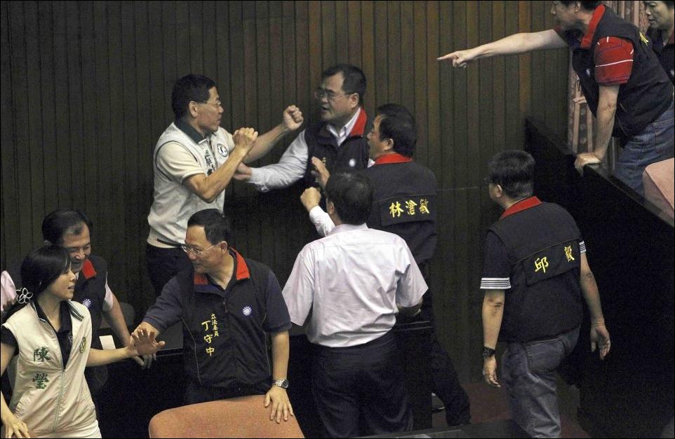 драка в китайском парламенте