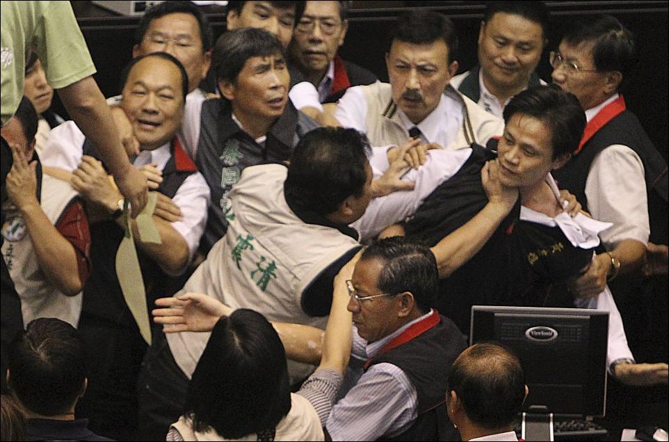 драка в китайском парламенте