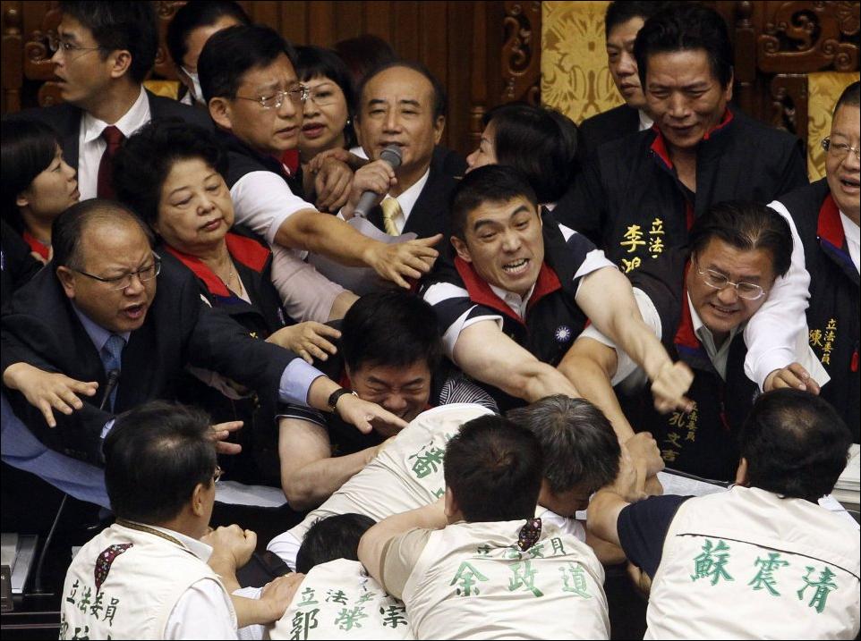 драка в китайском парламенте